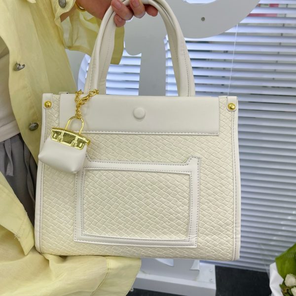 Lady's Casual Handbag – Stylish, Spacious & Versatile