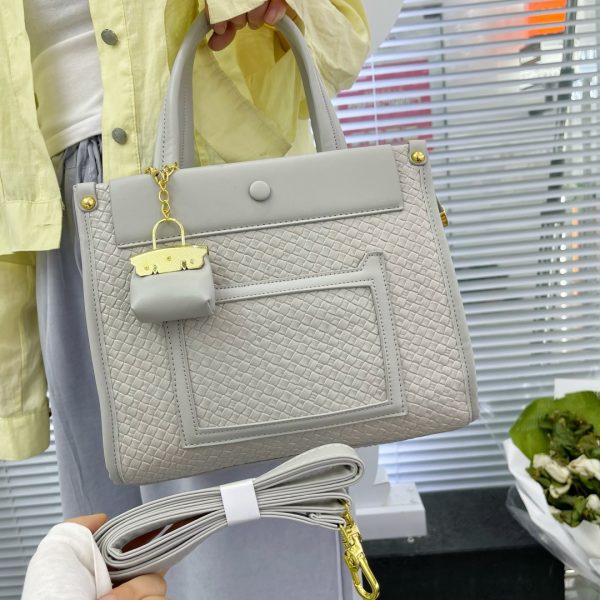 Lady's Casual Handbag – Stylish, Spacious & Versatile