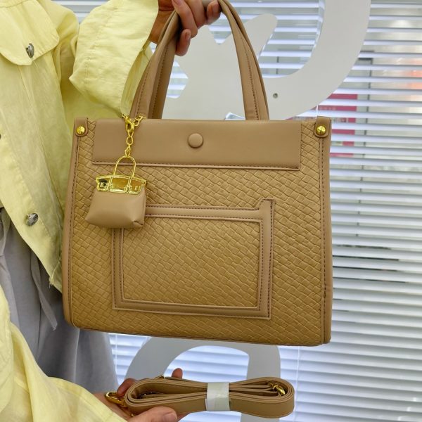 Lady's Casual Handbag – Stylish, Spacious & Versatile
