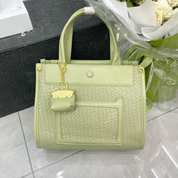 Lady's Casual Handbag – Stylish, Spacious & Versatile