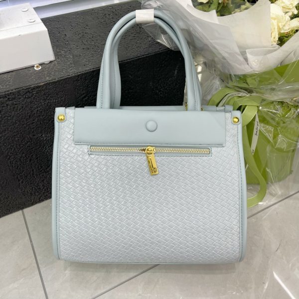 Lady's Casual Handbag – Stylish, Spacious & Versatile