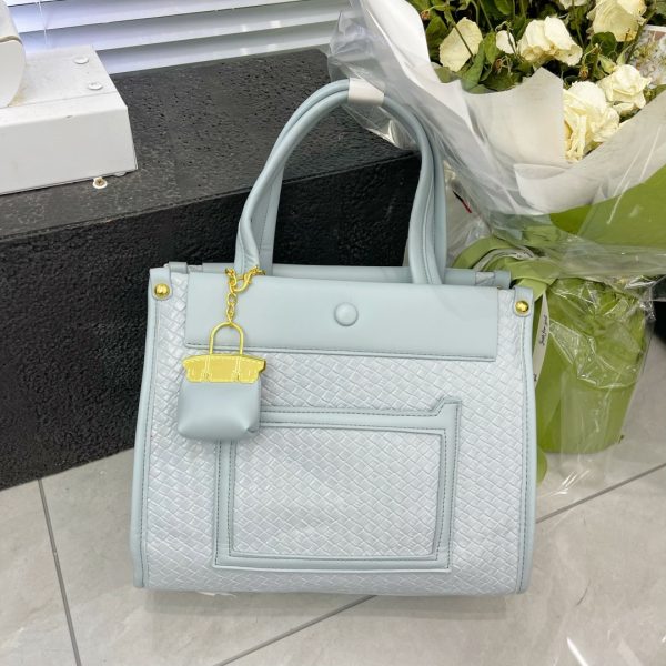 Lady's Casual Handbag – Stylish, Spacious & Versatile