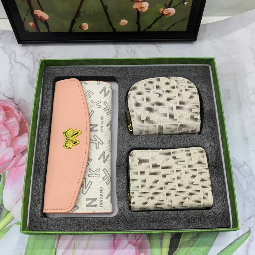A multi size ladies hand bags with a very good leader